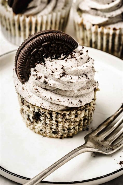 Easy 5-Min Oreo Whipped Cream Cheese Frosting Recipe