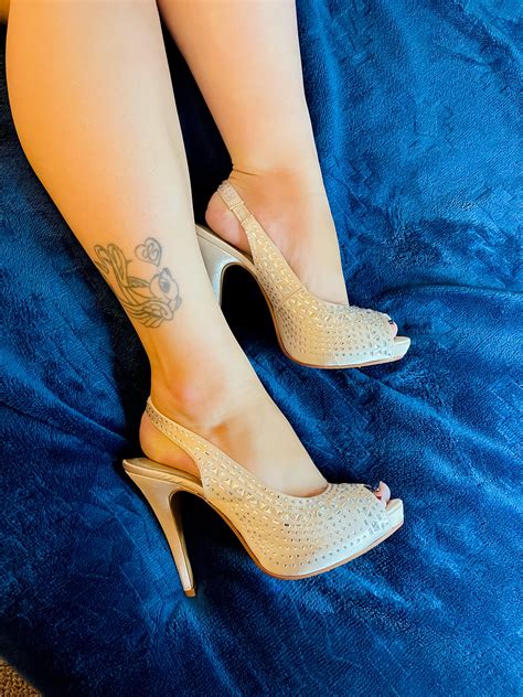 Run Your Hands And Lips Up And Down My Silky Legs 👄 Rhighheels