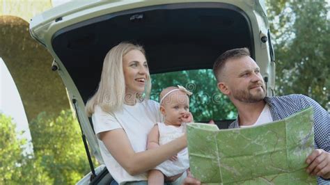 Família Feliz Viajando De Carro Pai E Mãe Seguram Uma Menina Em Seus