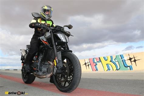 Cómo te sientes conduciendo una Naked en calle y Circuito