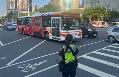 中秋連假人潮車流多 板橋警「快速到位」維持交通順暢 民眾網