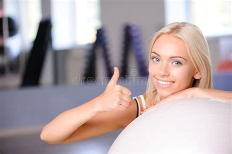 Fille Blonde Avec Une Boule De Forme Physique Image stock Image du marche énergie 56491401