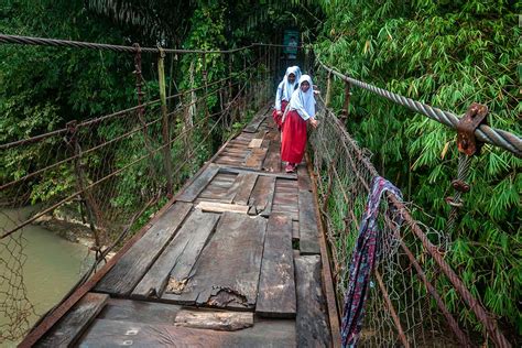 Siswa Di Lebak Nekat Lewati Jembatan Gantung Yang Rusak Saat Berangkat