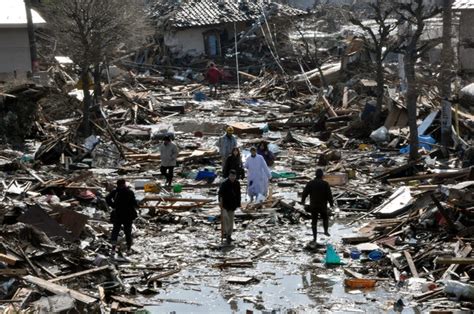 （朝日新聞社）：がれきの中を歩いて避難する住民＝12日午前、宮城県名取市閖上、橋本佳奈撮影 津波の脅威まざまざ 写真特集