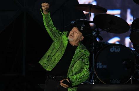 Vasco Rossi il concerto a Milano San Siro rocker senza età tra