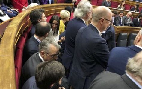 Los Diputados Del PSOE Se Plantan Ante VOX Que Ha Intentado Robar Sus