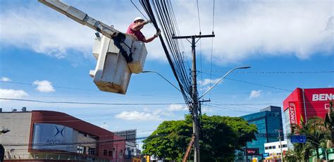 Come A A Retirada Dos Fios Excessivos Nos Postes Da Parte Central De