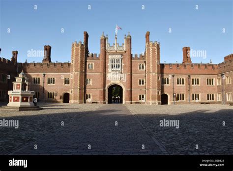 The courtyard of Hampton Court Palace, Richmond, London, England Stock Photo - Alamy