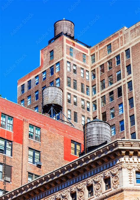 Alte Hochh User Mit Typischen Wassertanks In Manhattan New York City