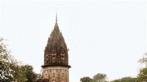 Following his dream, seer Shobhan Sarkar tries to dig up gold at Unnao fort