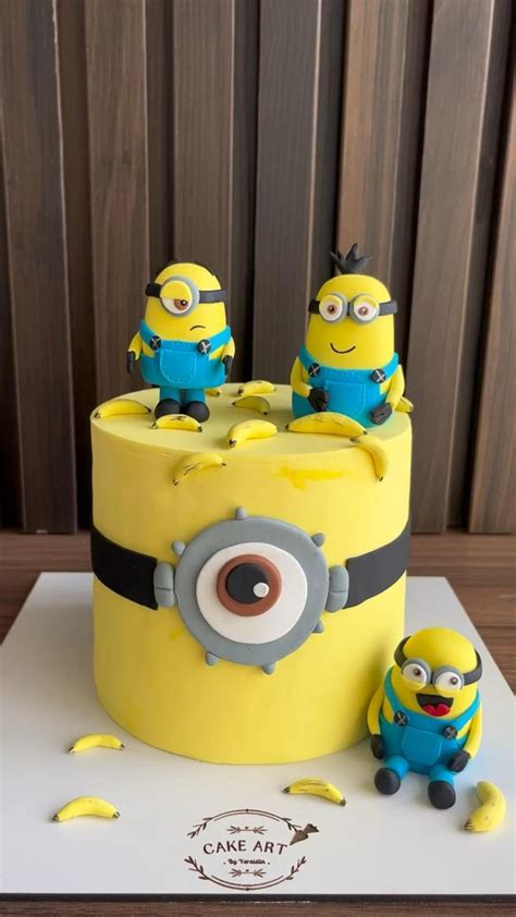 Torta De Los Minions En Fondant In Minion Birthday Cake