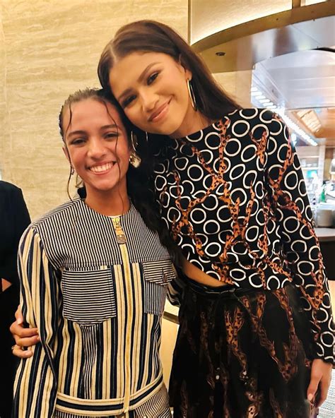 Rayssa Leal conhece Zendaya em Paris e fica encantada Ela é incrível