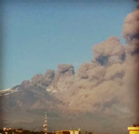 Paura In Sicilia Sciame Sismico Etna Si Alza Il Livello Di Allerta