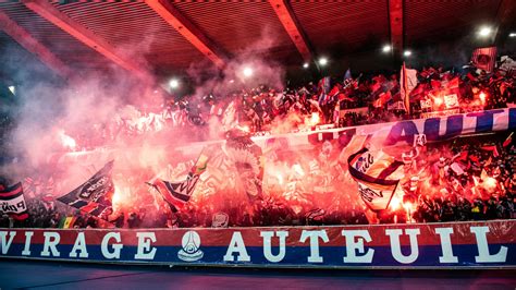 Videos Les Images Incroyables Des Ultras Parisiens C L Brant Le Titre