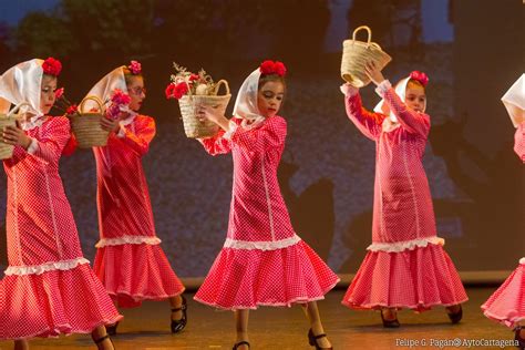 M S De Alumnos Bailan En La Xxvi Clausura De La Escuela Municipal