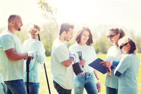 Grupo De Voluntarios Plantando Rboles En El Parque Foto Premium