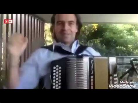 Excalde de Medellín Federico Gutiérrez tocando acordeón YouTube