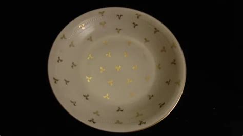 PLAT ROND CREUX en porcelaine de Limoges CF motif blanc et or diamètre