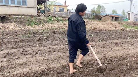 中朝边境农村小伙，做一个地道的农民，鞋子一脱光着脚丫干活哔哩哔哩bilibili