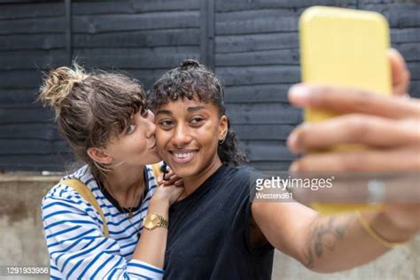 Interracial Lesbian Couple Kissing Fotografías E Imágenes De Stock