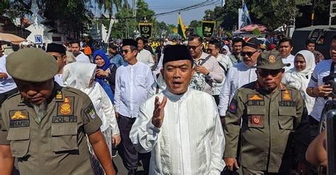 Pimpin Kirab Agung Menuju Makam Sunan Gunung Jati Wali Kota Momentum