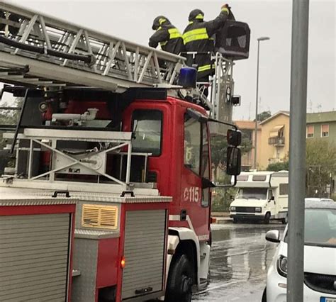 Incendio Su Un Terrazzino Pompieri Al Lavoro A Civitavecchia Terzo