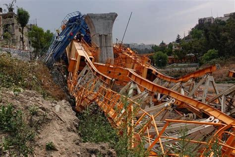 Colapso de grúa paraliza obras en tren interurbano Ciudad de México