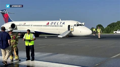 Delta flight without functioning nose landing gear lands safely on runway