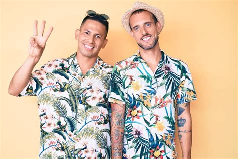 Joven Pareja Gay De Dos Hombres Con Sombrero De Verano Y Camiseta Hawaiana Mostr Ndose Y