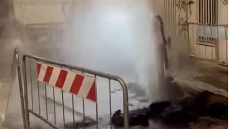 San Paolo Si Rompe Tubo Dell Acqua In Via Corinto Geyser In Strada