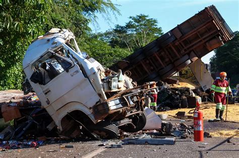 Ultrapassagem Indevida De Carreta Porcos Provocou Acidente