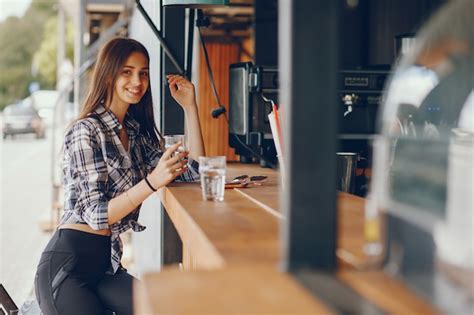 Une Belle Fille Assise Dans Un Café Photo Gratuite