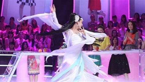 Chàng trai giả gái xinh như hot girl gây sốt cộng đồng mạng