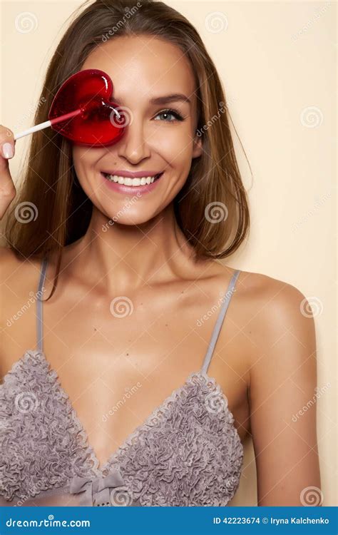 Bella Giovane Ragazza Sexy Con Capelli Marroni Naturali Con Le Tracolle Abbronzate Nude Di Un