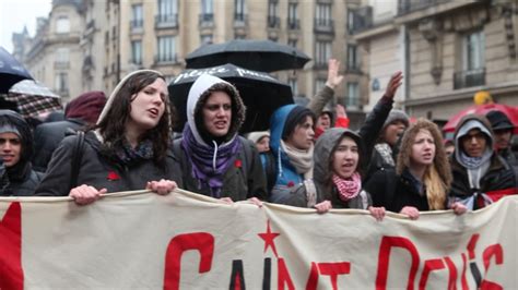 Le Carré Rouge Sexporte à Paris Tva Nouvelles