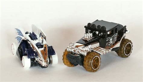 Hot Wheels машинка с черепом и машинка летучая мышь