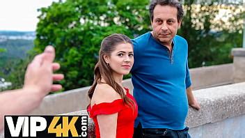CAZAR K Chica despierta la polla de los transeúntes y la recibe en su vagina XVIDEOS