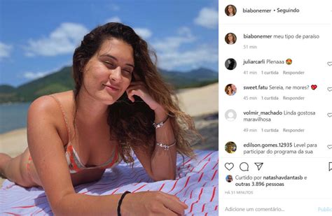 De biquíni filha de Fátima Bernardes ostenta boa forma na praia