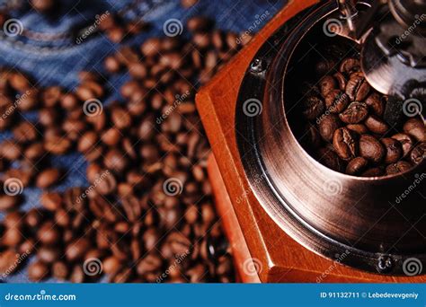 Rectifieuse De Café Et Grains De Café Image stock Image du moka