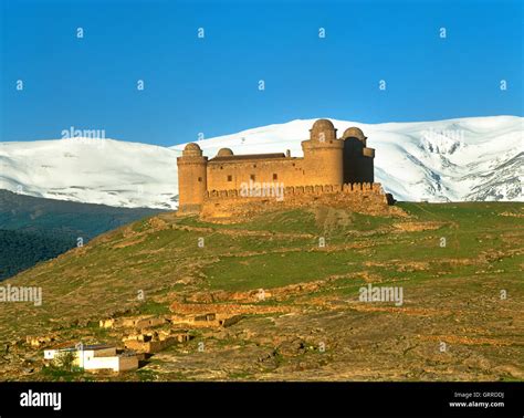 El castillo de La Calahorra y las nevadas montañas de Sierra Nevada