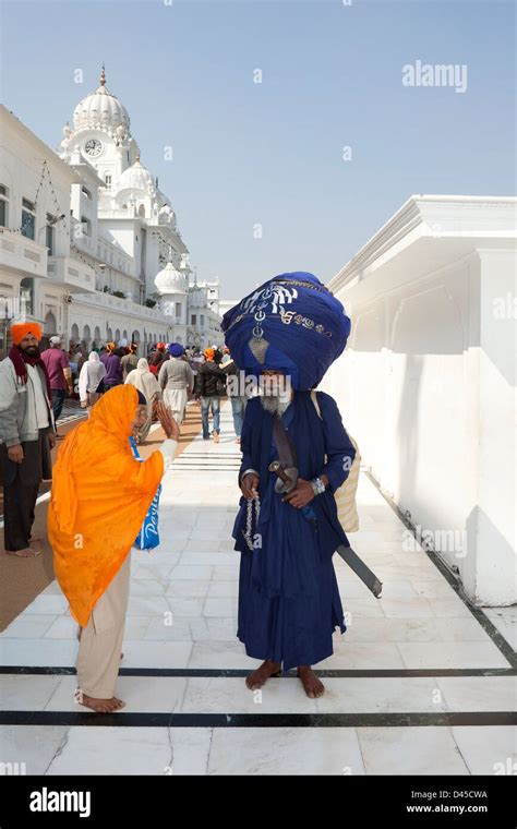 Sikh Woman Wearing Turban Hi Res Stock Photography And Images Alamy