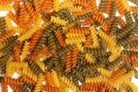 Dreifarbige Gekochte Fusilli Pasta Al Dente Auf Grauem Teller Vor