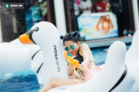 Dàn hot girl mặc bikini bốc lửa tại tiệc bể bơi