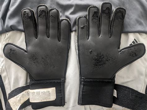Time to replace my gloves? : r/GoalKeepers