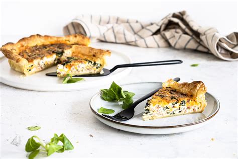 Quiche Met Spinazie Spekjes Rode Ui En Cheddar Recept De Kokende Zussen