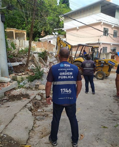 Prefeitura Derruba Constru Es Irregulares Em S O Conrado Mh Geral