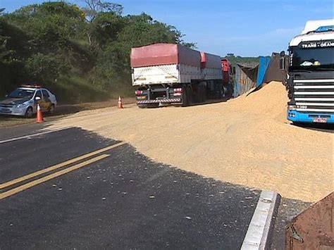 G1 Carreta Tenta Desviar De Veículo E Tomba Em Rodovia De Rancharia