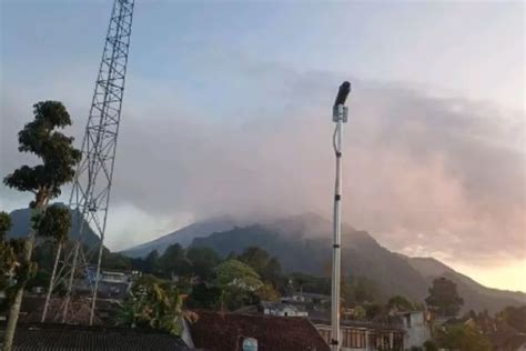 Muncul Asap Kawah Di Gunung Merapi Tinggi Sekitar Meter Dari