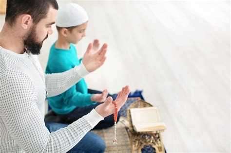 Pai Mu Ulmano E Filho Orando Juntos Dentro De Casa Foto Premium