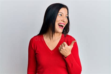 Joven Latina Con Ropa Casual Apuntando El Pulgar Hacia El Lado Sonriente Feliz Con La Boca